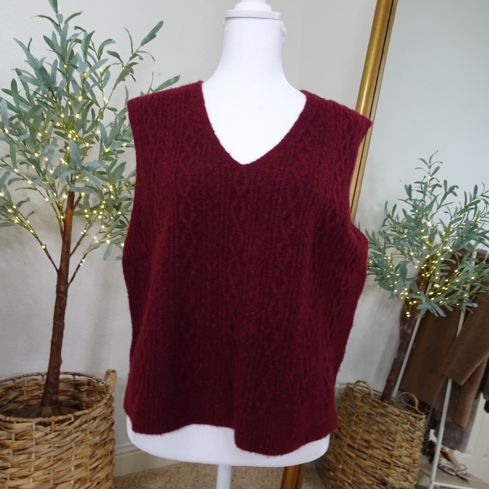 CABLE SWEATER VEST